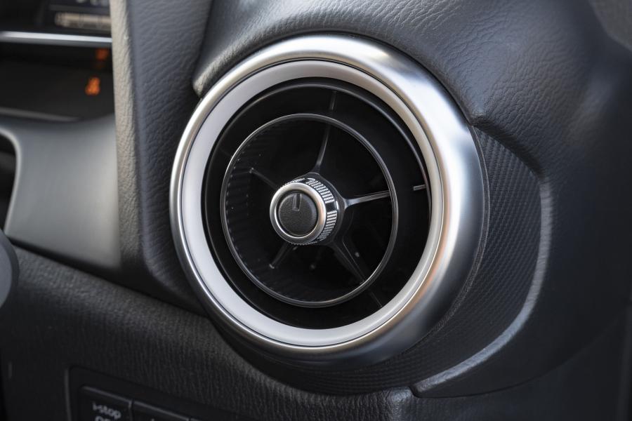 Детали интерьера Mazda2 2019 года  (UK) (фото 27 из 54)